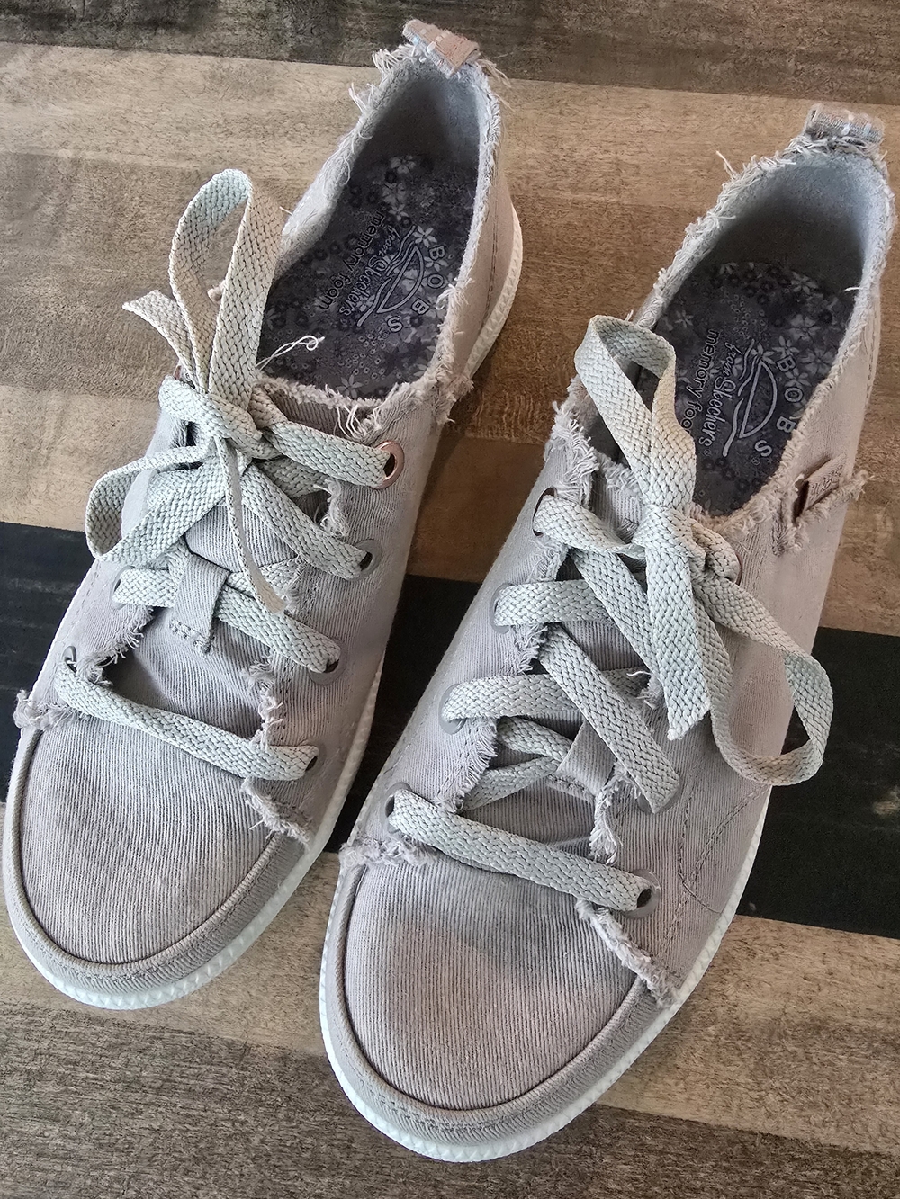 Frayed Low-Top Lace-Up Sneakers in Light Gray - Women